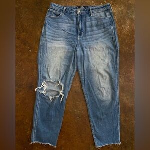 Hollister Ultra High Rise Ripped Mom Jean 13S